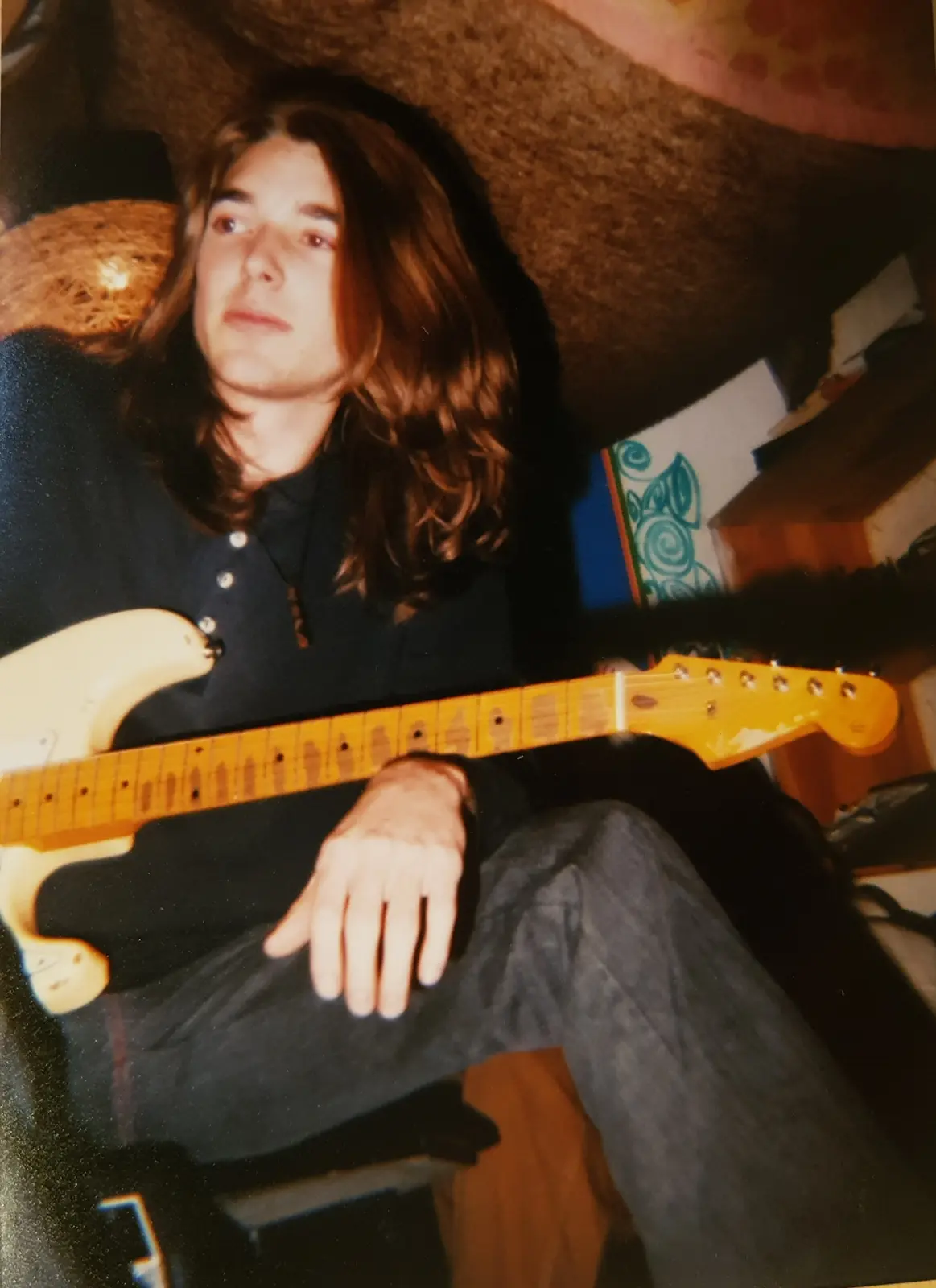 Junger Steve mit langer Mähne und einer Stratocaster